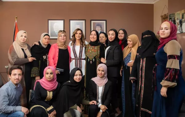 من زيارة الملكة رانيا تزور لمؤسسة الحسين الاجتماعية.jpg