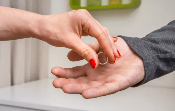 تطلب الخلع بسبب تجاهل هديتها يوم عيد الأم