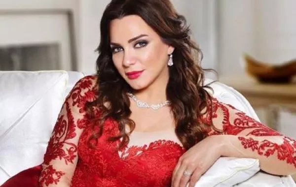 بالصور... هكذا عايد ولدا سلاف فواخرجي أمهما بعيد الأم وهذا ما قاله زوجها