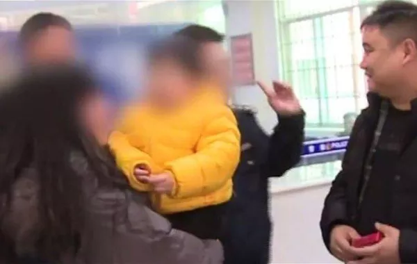 فيديو صادم  :أب يبيع طفلته من أجل القمار !!