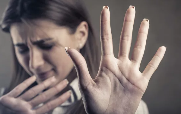 عصابة مراهقين يعتدون على أم رومانية بشكل وحشي في إنجلترا
