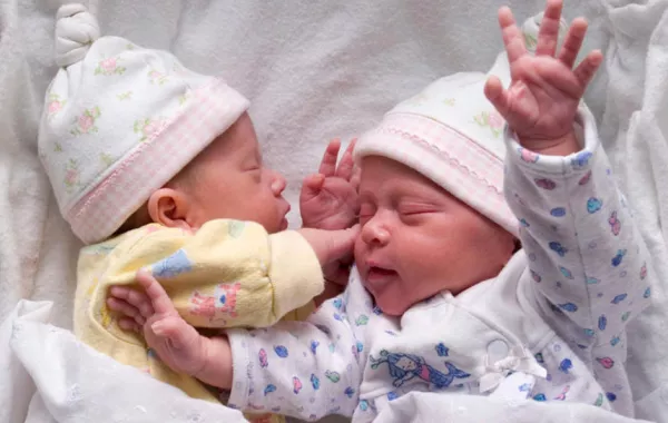 امرأة تنجب توأمًا من رجليْن مختلفيْن.. والحقيقة كانت صادمة!