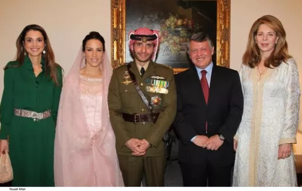 العاهل الأردني والملكة رانيا والملكة نور الحسين في عقد قران الأمير حمزة.jpg