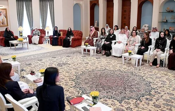 قرينة ملك البحرين تكرم الفائزات بمبادرة امتياز الشرف للرائدات الشابات