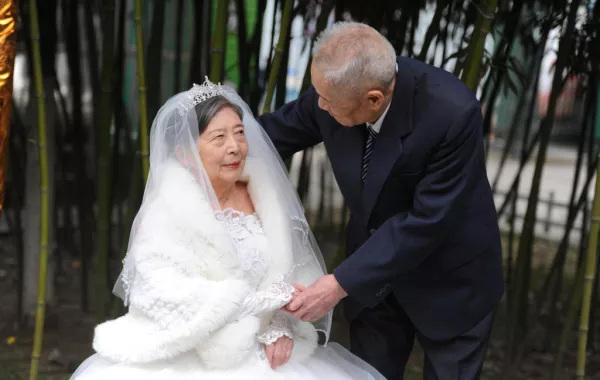 عمره يقارب الـ100 ويتزوج سيدة تبلغ 85 عامًا