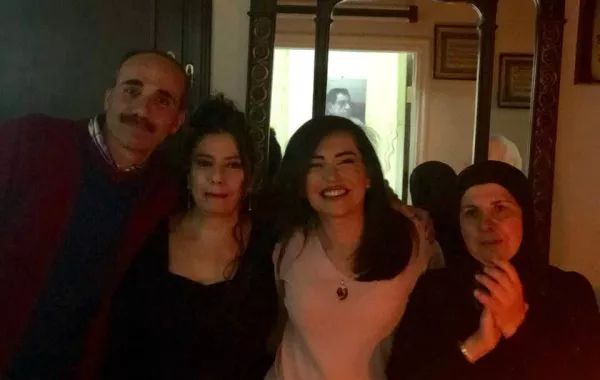 بالصورة .. أمل عرفة تحتفل بعيد ميلاد شقيقتيها