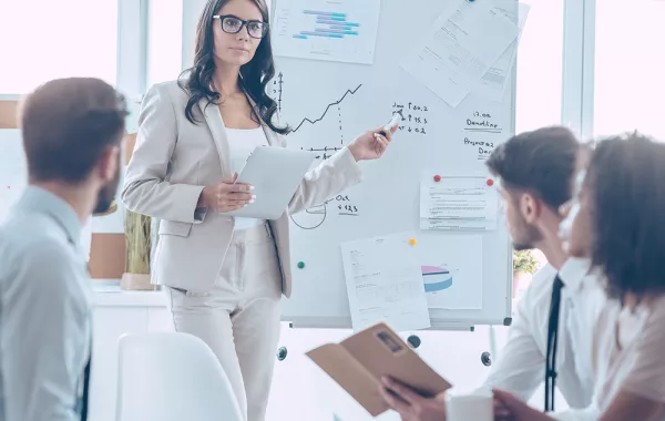 المهارات الإدارية في العمل وصفات الموظف الإداري