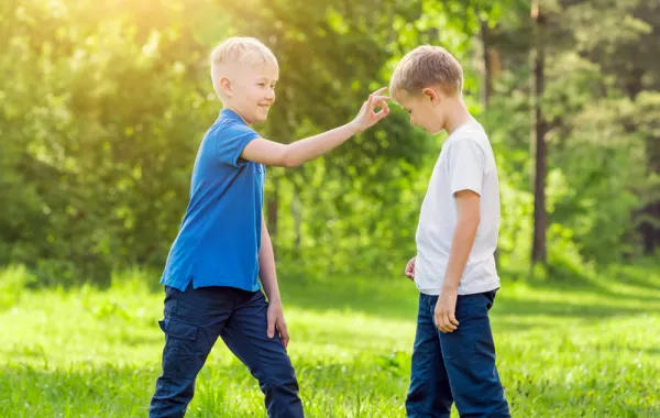 طفلي مُتَنَمِّر.. كيف أتعامل معه؟