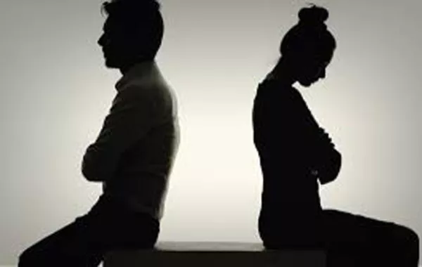 طلب تطليق زوجته لأنها تمضي الليل على الفيسبوك