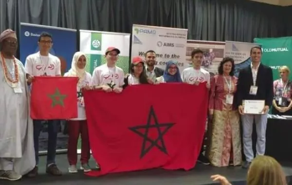 2 صورة جماعية للتلاميذ المغاربة.jpg