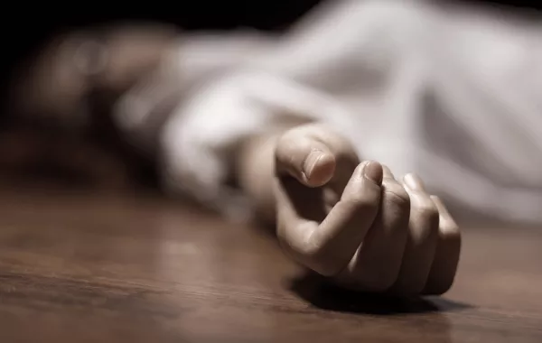طلب من زوجته زيارة والدته فألقت بنفسها من الشرفة