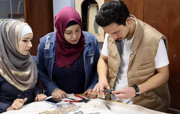 زيارة مفاجئة لولي العهد الأردني إلى معهد مادبا لفن الفسيفساء والترميم