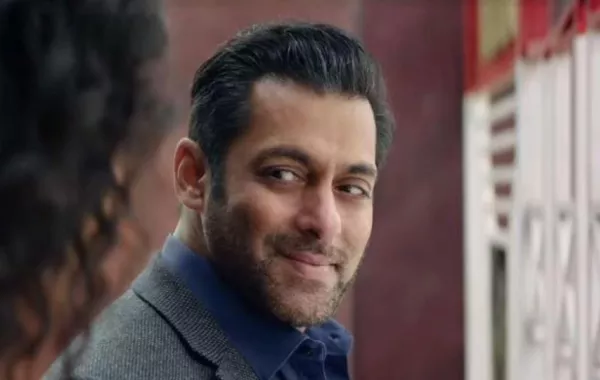 سلمان خان بشعر رمادي في بوستر فيلم Bharat