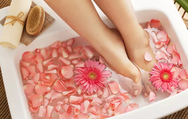 أقوى خلطات تقشير وتبييض الركب والأكواع