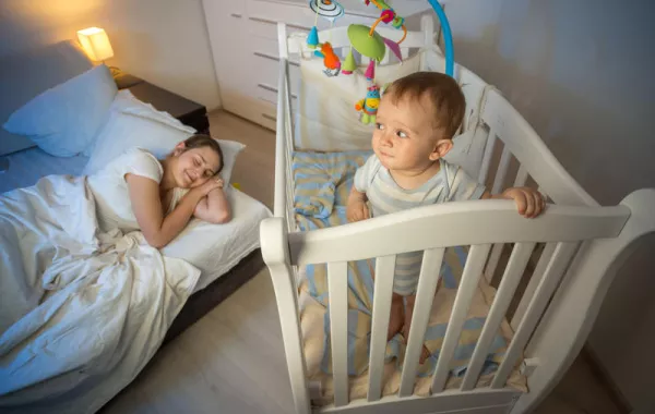 5 أسباب لتجول طفلك في المنزل ليلاً!