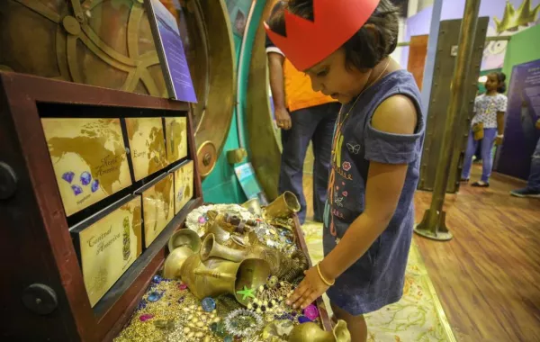 أطفال "الشارقة القرائي" يبحرون في عالم الكتاب بـ"غواصة نوتيلوس الأسطورية