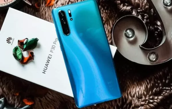 هاتف HUAWEI P30 Pro ذو الكاميرا فائقة الأداء والبطارية القويّة