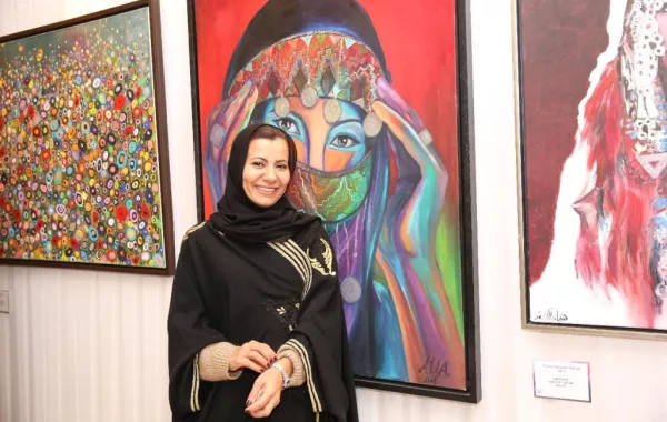 التشكيلية عالية الدقس لـ«سيدتي»: ندعم مرضى السرطان حاملين رسالة مملكة الإنسانية