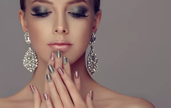 صور : أقراط كبيرة ومتدلية لهذا الموسم