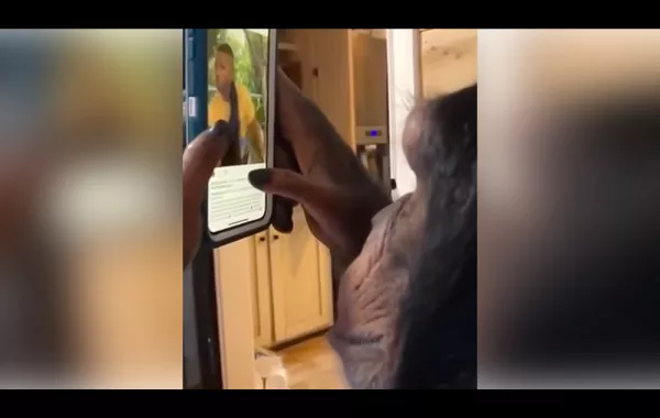 بالفيديو.. قرد يتصفح الانستغرام بمهارة يثير الإعجاب