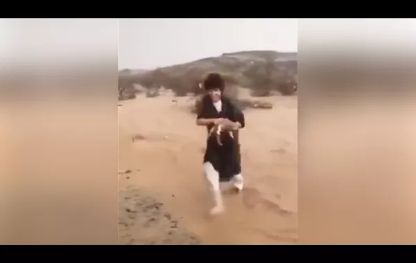 بالفيديو.. شاب ينقذ جراء صغيرة محتجزة في السيل