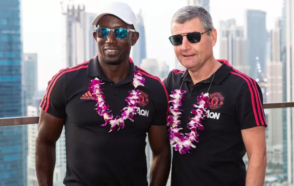 أساطير مانشستر يونايتد يشيدون بعشاق النادي في دولة الإمارات