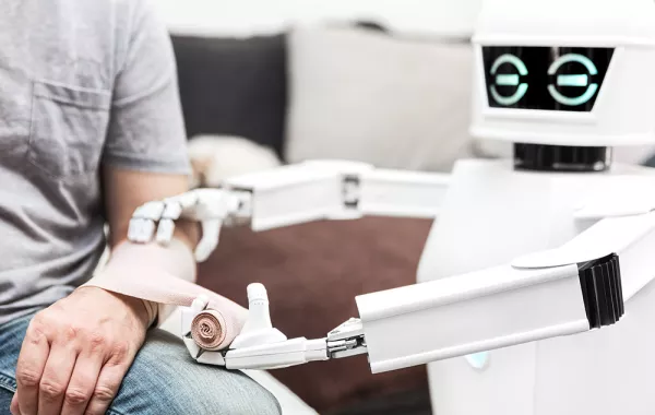 أنسنة الآلات: روبوت جديد يطعم ذوي الاحتياجات الخاصة