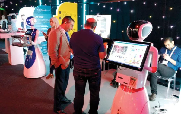 للمرة الأولى في دبي.. الروبوت «لوسي» موظفة استقبال ونادلة في مطعم