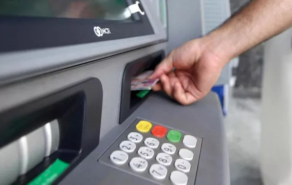 البنوك السعودية.. تعلن موعد «السحب النقدي» لموقوفي الخدمات