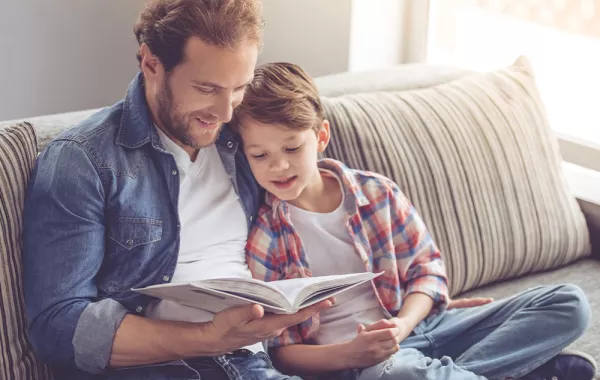 أثناء فترة الاختبارات.. كيف يسهم الآباء بتفوق أبنائهم دراسياً؟