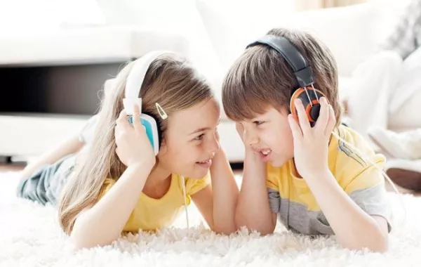 تحذير طبي: استخدام الأطفال للسماعات باستمرار يهدد سمعهم للخطر