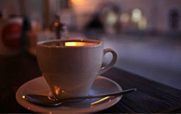 دراسة طبية: القهوة تقلل من تعثر كبار السن خلال السير