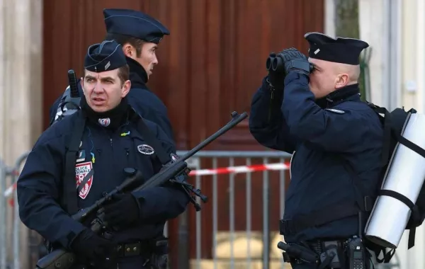 حشرات تغزو مركز شرطة في باريس.. وهذا تأثيرها في ضباطه