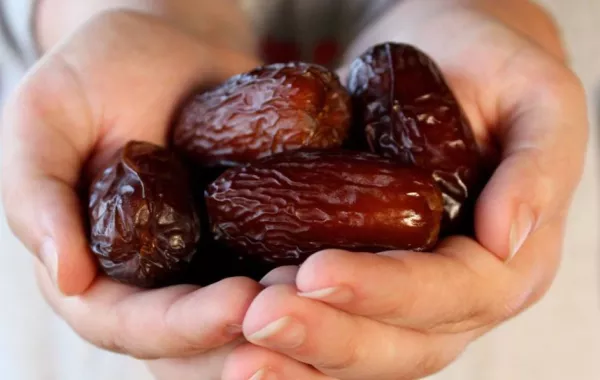 وزارة الصحة: التمر أفضل ما يستفتح به الإفطار في رمضان