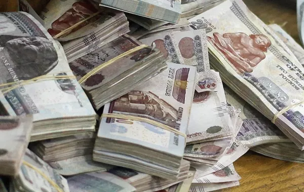 سرق 12 مليون جنيه من شركته لشراء سيارتين ومنزل