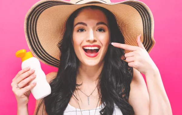 للبنات.. الطريقة الصحيحة لاستخدام كريم الحماية من الشمس