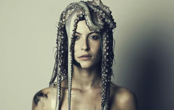 شاهد : أرادت أكل أخطبوط حي فعلق بوجهها ولم تستطع فكاكه