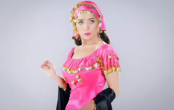 بالصور والتفاصيل: هل تواجه مي عز الدين حملة "مدفوعة الثمن" للسخرية من "البرنسيسة بيسة"؟