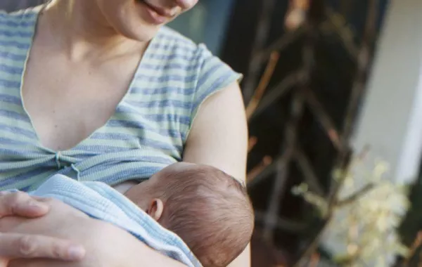 أم تصنع المجوهرات من حليب الرضاعة!