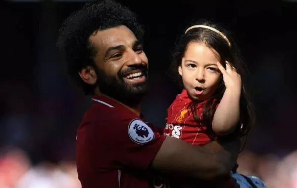 شاهد.. «مكّة» الصغيرة تسرق الأضواء من والدها خلال تتويجه بالـ«حذاء الذهبي»