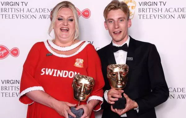 كوميدية تظهر فى حفل مرتدية فستاناً من أكياس القمامة!