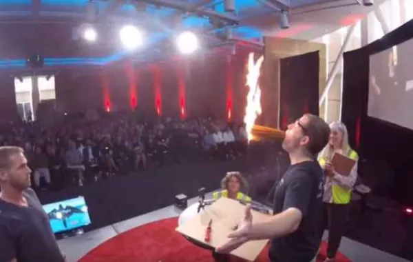 فيديو: أمريكي يدخل موسوعة غينيس بإشعاله 100 شمعة في فمه!