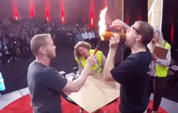 شاهد: رجل أمريكي يشعل 100 شمعة في فمه ويحقق الرقم القياسي!