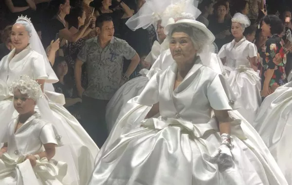 صينيات يحتفلن بعيد الأم بفساتين زفافهن