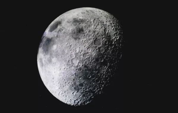 ناسا تؤكد تقلص القمر وتعرضه للزلازل!