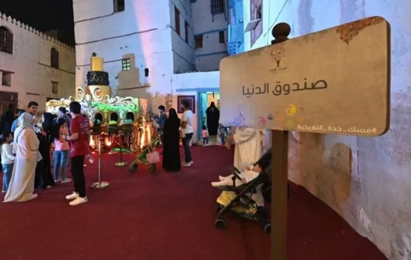 «صندوق الدنيا» يشد انتباه جيل التقنية في مسك جدة التاريخية