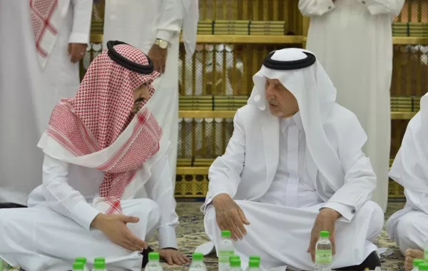 خالد الفيصل يشارك رجال الأمن بالمسجد الحرام طعام الإفطار