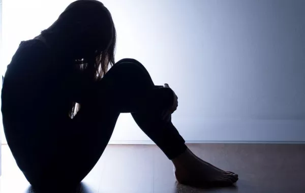 السجن والغرامة لأب بعدما اغتصب ابنته 11 مرة 