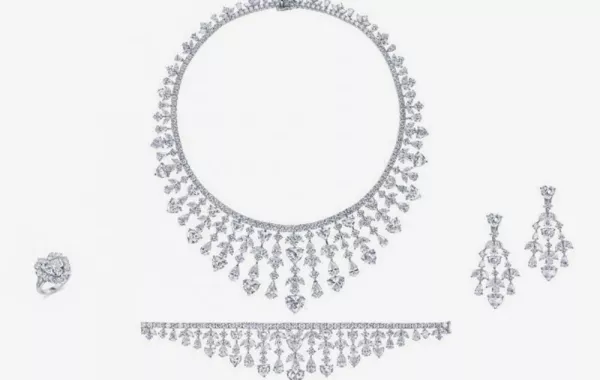 "سلستييل هارتس" طقم من الألماس تصميم مجوهرات معوض