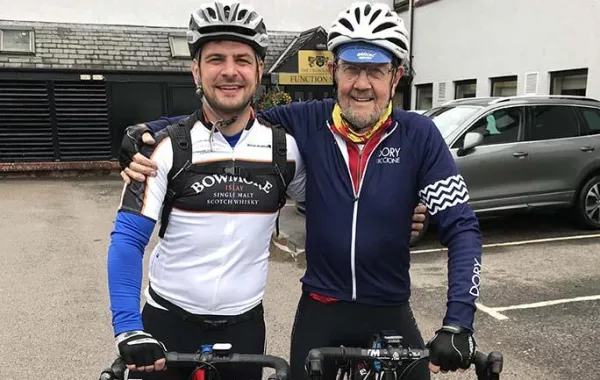 بريطاني يدخل بدراجته موسوعة غينيس للأرقام القياسية